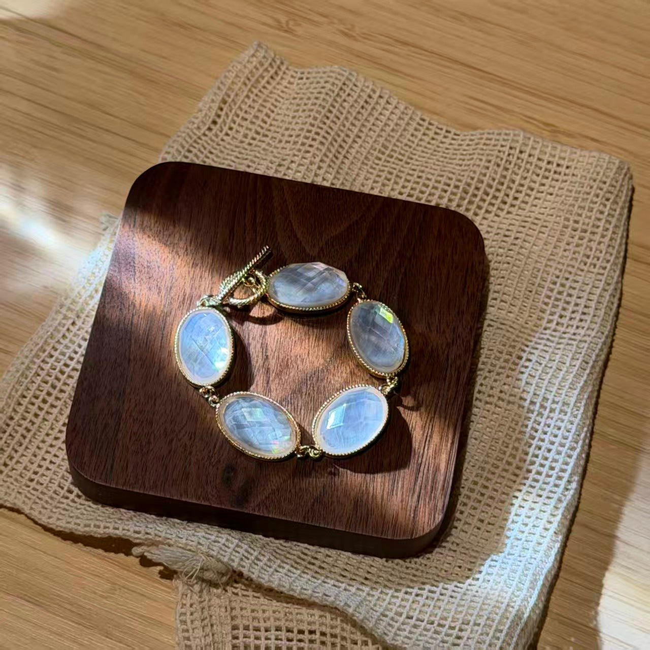 Trendy Style Exquisite Bracelet, Natural White Shell & Faceted Resin with Premium Texture