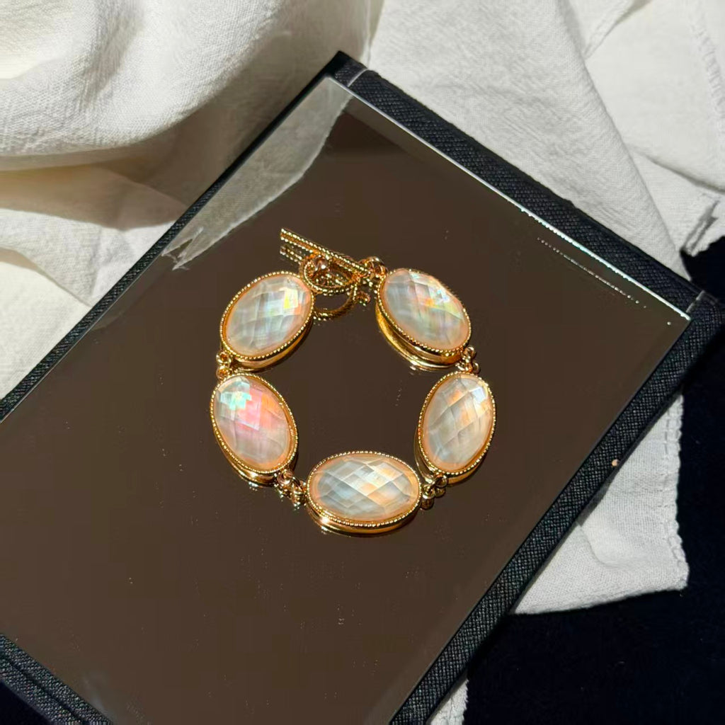 Trendy Style Exquisite Bracelet, Natural White Shell & Faceted Resin with Premium Texture